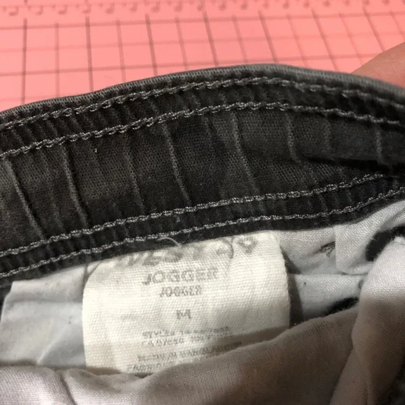 EUC Men’s West 49 Camo Joggers - Picture 7 of 7